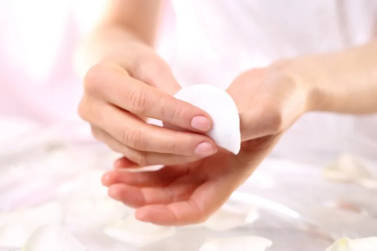 Pielęgnacja paznokci a zmywanie lakieru