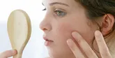 Łuszcząca się skóra na twarzy – co oznacza? Poznaj przyczyny