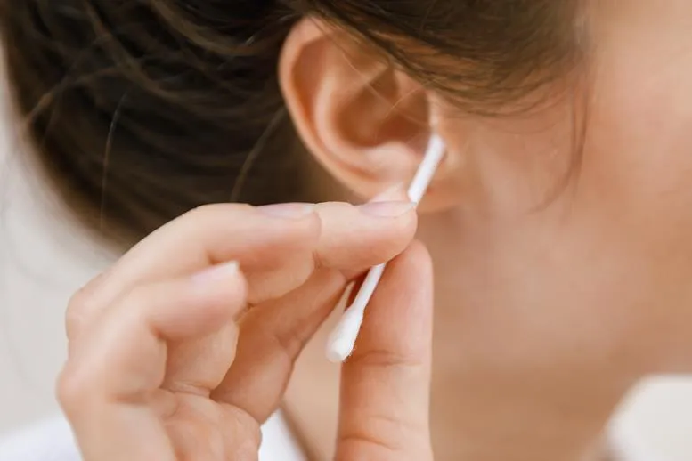 Jak czyścić uszy? Zobacz, jak prawidłowo używać patyczków i nie tylko!
