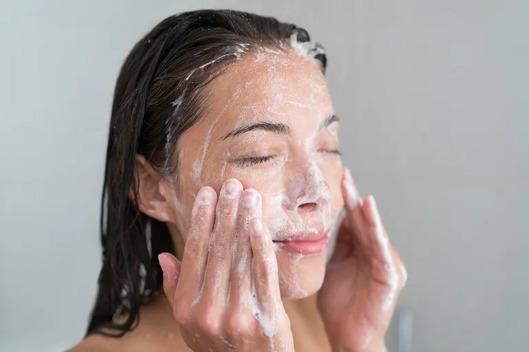 Oczyszczanie skóry olejkiem myjącym