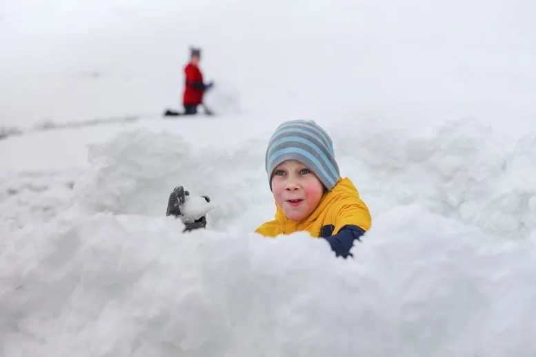 rzucanie śnieżkami - zabawa zimowa dla dzieci