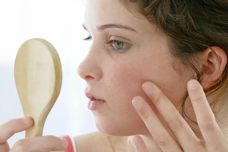 Łuszcząca się skóra na twarzy – co oznacza? Poznaj przyczyny