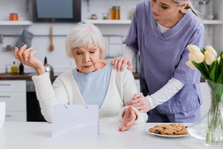 Urojenia u osób starszych – skąd się biorą? Jak można je leczyć, by pomóc seniorowi?