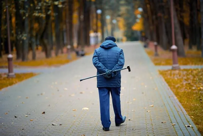 Zaburzenia chodu i równowagi u osób starszych – przyczyny, objawy i leczenie