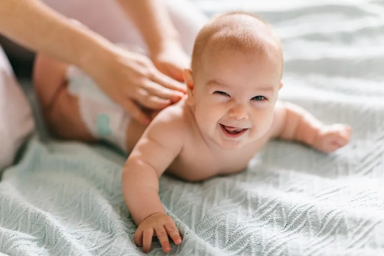 Masaż niemowlaka: jak go wykonać krok po kroku?