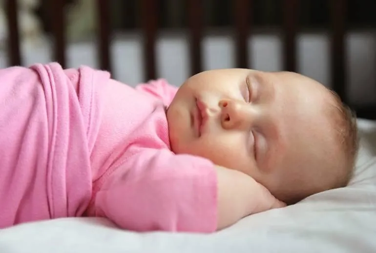 Bezpieczne układanie noworodka do snu: na plecach czy na brzuchu?