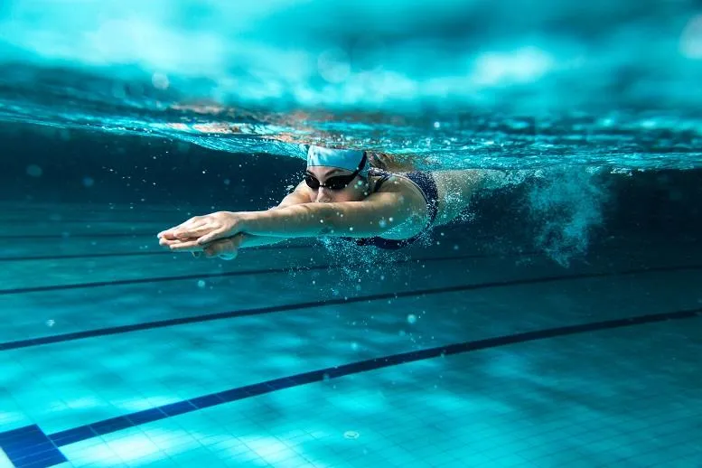 Rozgrzewka przed pływaniem: jakie ćwiczenia wykonać, nim wskoczysz do basenu?
