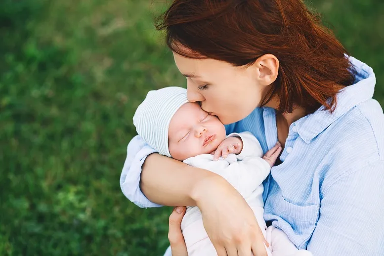 Jak dbać o noworodka latem
