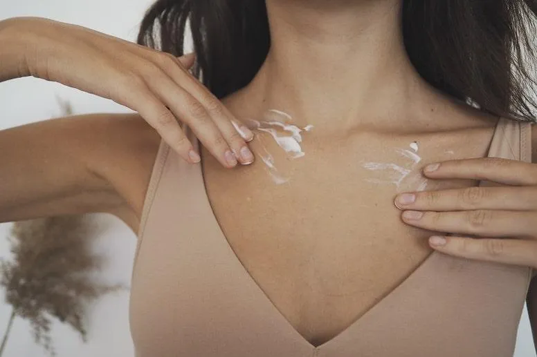 Rozstępy na piersiach – jak wyglądają i jak się ich pozbyć?