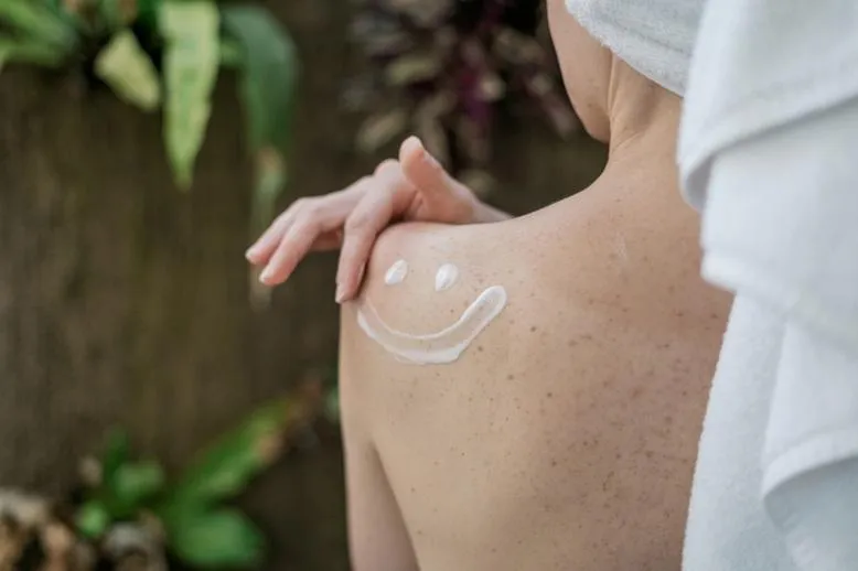Pielęgnacja skóry atopowej – sprawdź podstawowe zasady i polecane składniki aktywne kosmetyków!
