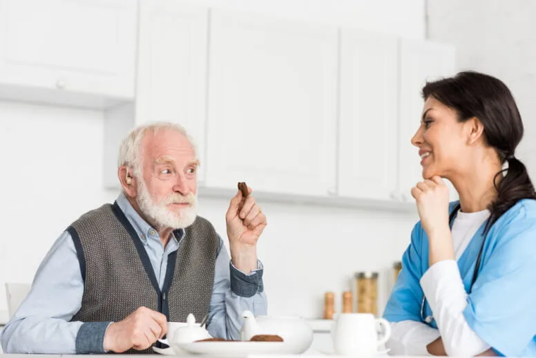 Jak opiekować się osobą starszą w domu? Porady dla opiekunów seniorów