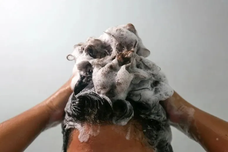 Jak myć włosy kręcone