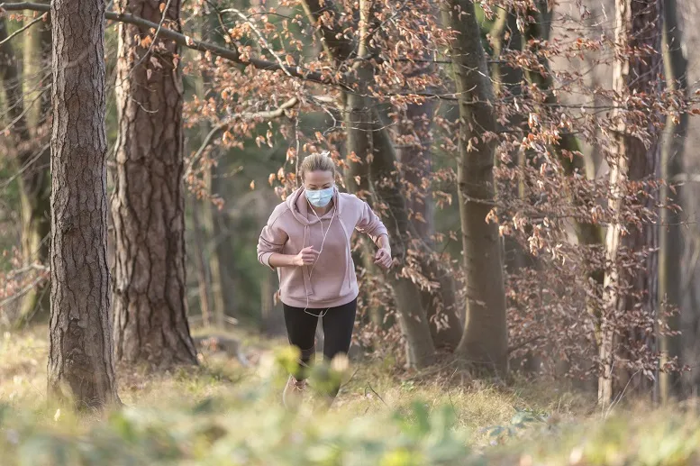 Maska antysmogowa do biegania: tak czy nie? Jak biegać zimą?