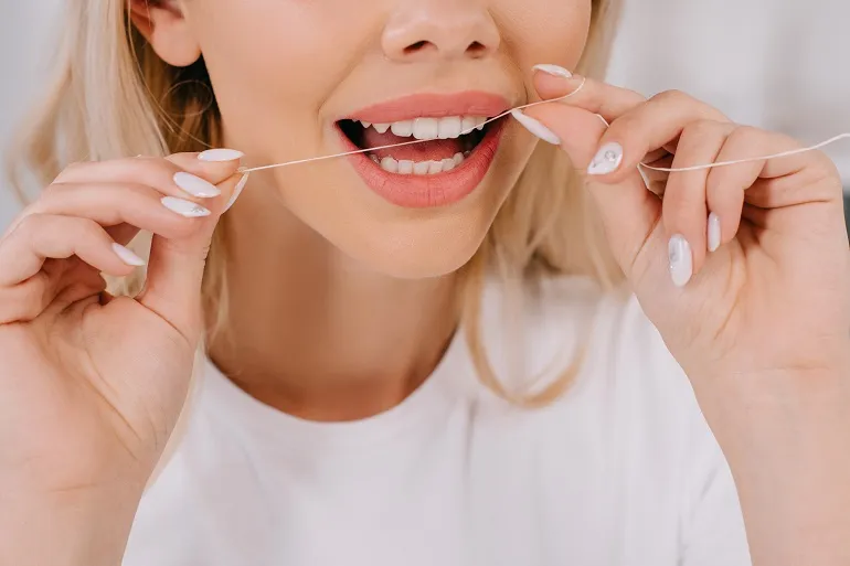 Produkty zdrowe dla zębów - nitkowanie