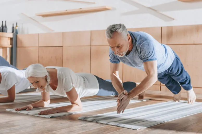 Joga dla seniorów –  ćwiczenia, które poprawią zdrowie i samopoczucie!