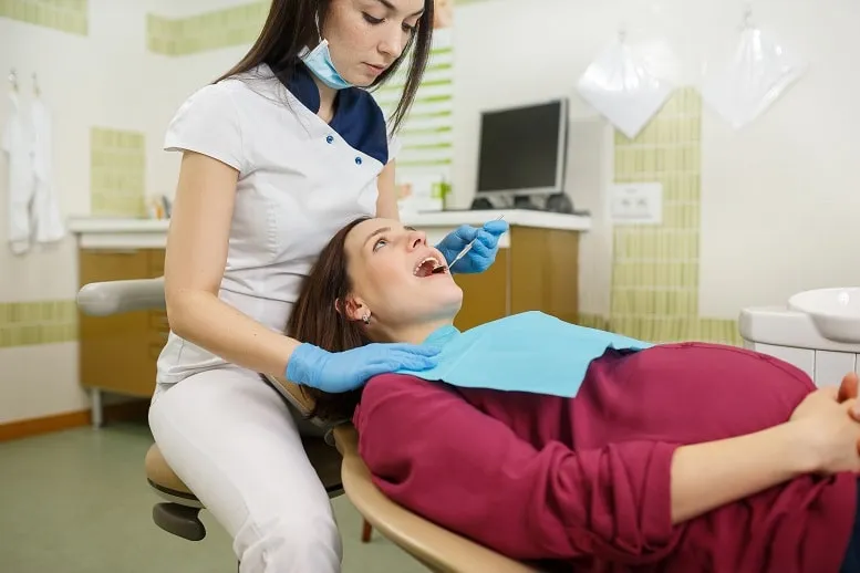 Ból zęba w ciąży – dentysta radzi, co jest wtedy dozwolone