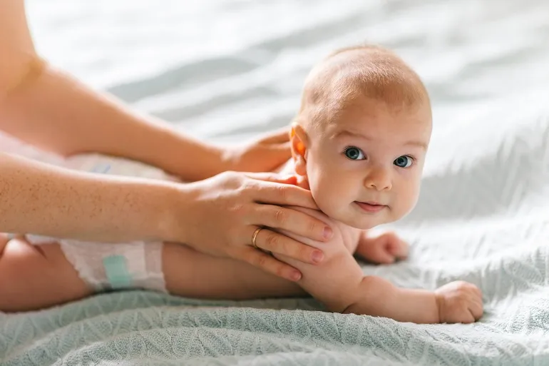 masaż antykolkowy noworodka