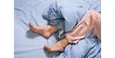 Zespół niespokojnych nóg (RLS) – przyczyny, objawy i leczenie