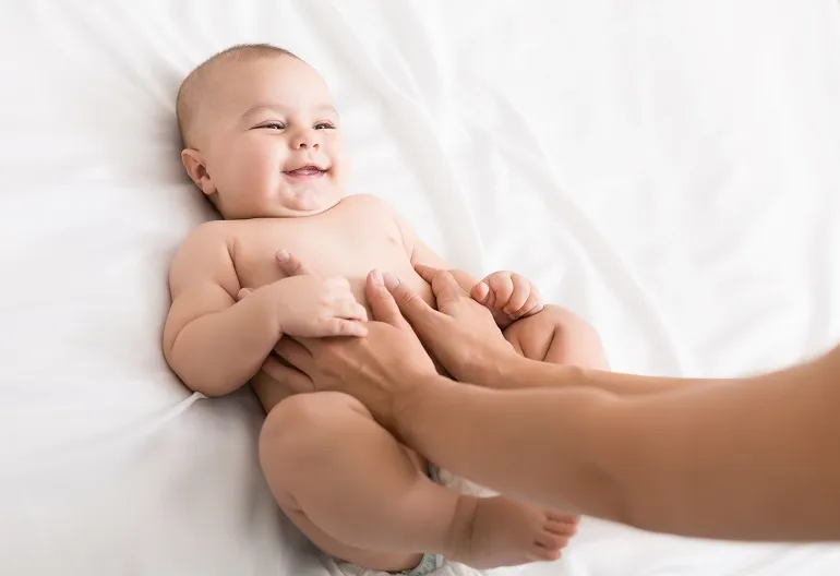 jak masować brzuch niemowlaka