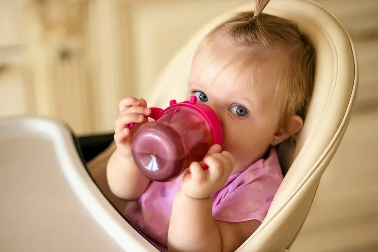 Kiedy dziecko pije z kubka?