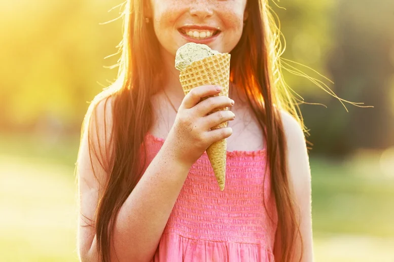 Lody na ból gardła − czy to naprawdę dobry pomysł? Lekarz odpowiada 