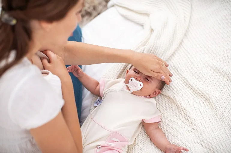 Sprawdzanie gorączki u dziecka