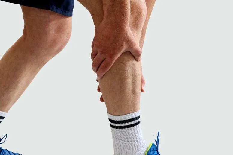 Drętwienie nóg – o czym może świadczyć i jak sobie z tym radzić?