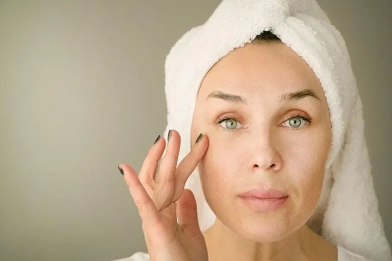 Sucha skóra pod oczami – przyczyny problemu i skuteczne, domowe oraz apteczne rozwiązania