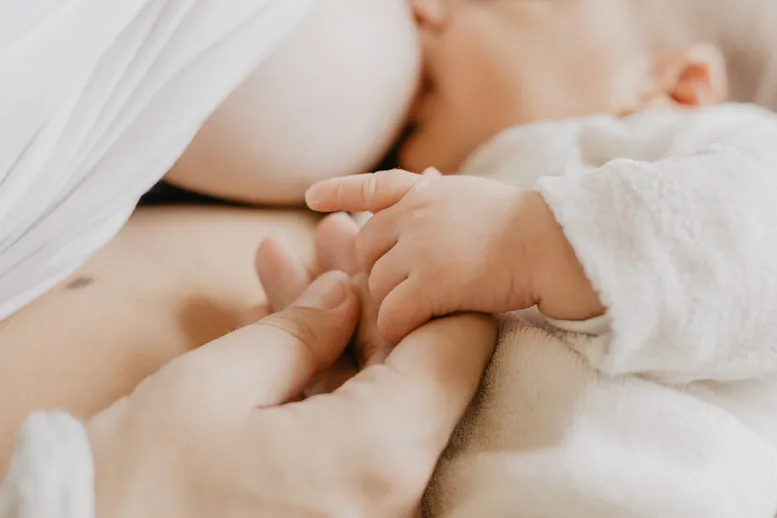 pobudzenie laktacji - dziecko przystawione do piersi