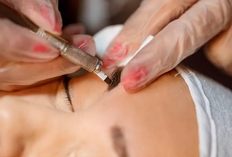 Microblading brwi: na czym polega permanentny makijaż brwi?