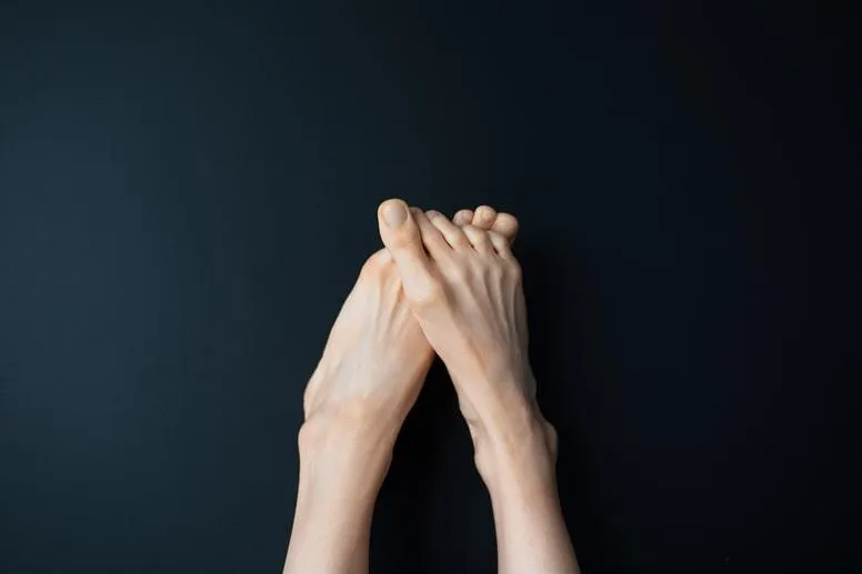Twarde paznokcie u nóg – jak je zmiękczyć i obciąć?