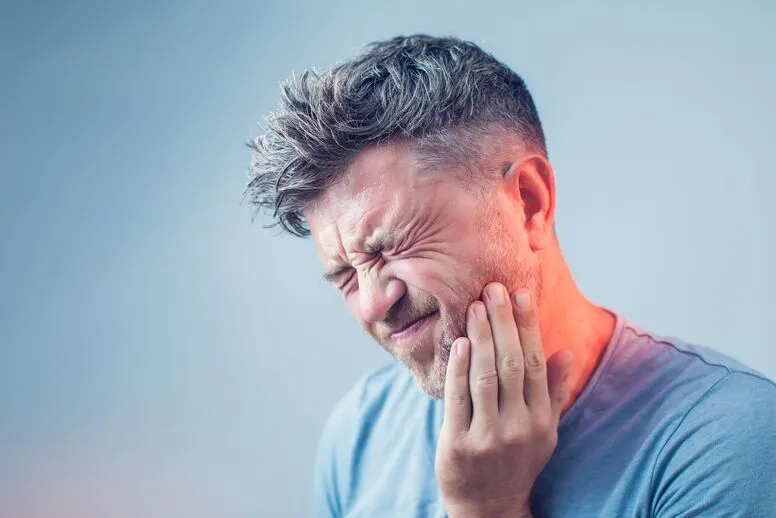 Ból zęba – jakie mogą być przyczyny i jak sobie z nim radzić domowymi sposobami?
