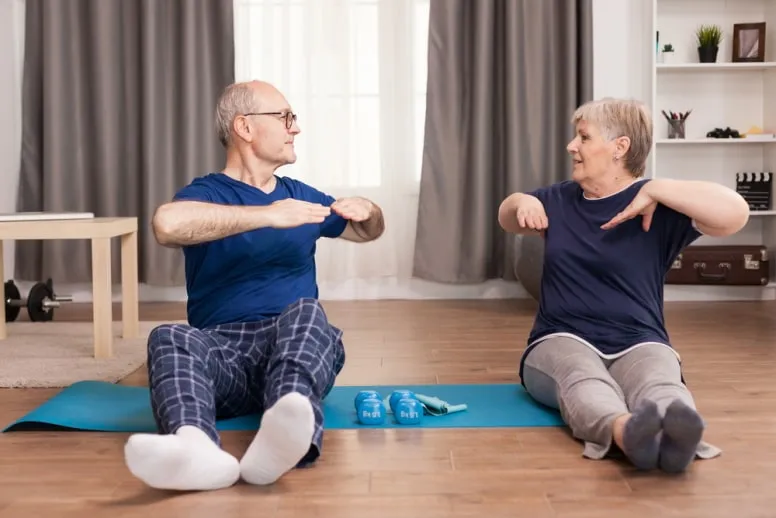 Ćwiczenia dla seniorów na kręgosłup — fizjoterapeuta radzi, jak zmniejszyć ból!