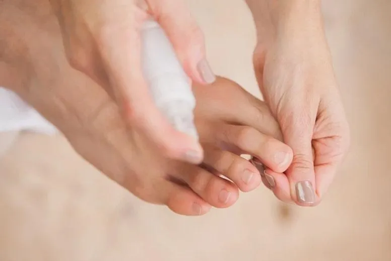 Sposoby na śmierdzące stopy – jak poradzić sobie z nieprzyjemnym zapachem stóp?