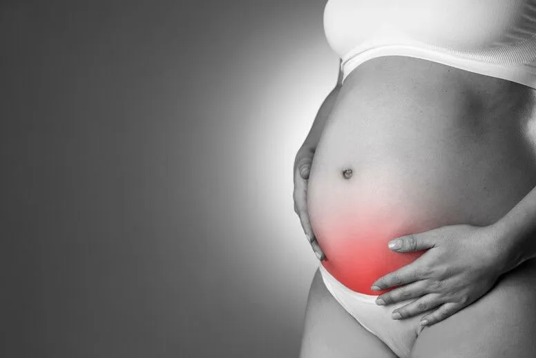 Ból brzucha w ciąży – jakie są przyczyny i kiedy powinniśmy udać się do lekarza?
