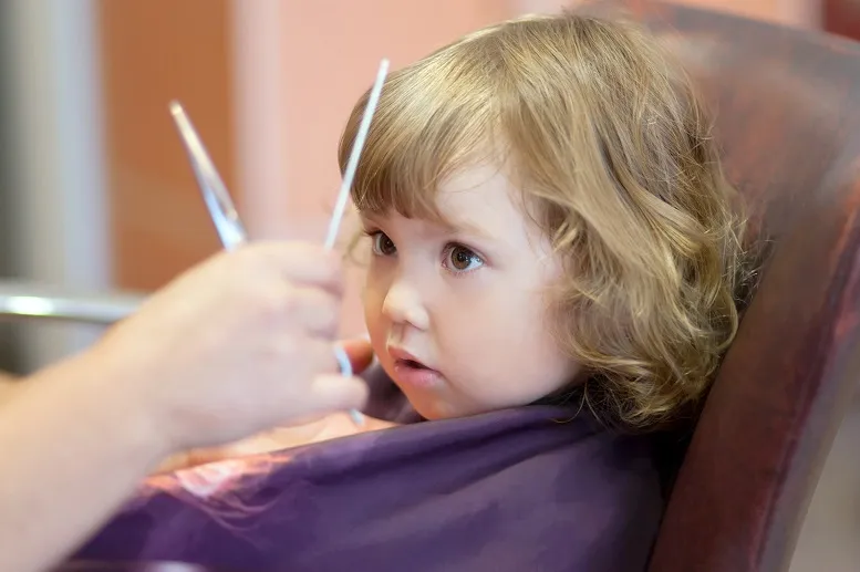 Dziecko u fryzjera – jak przygotować malucha na pierwszą wizytę?