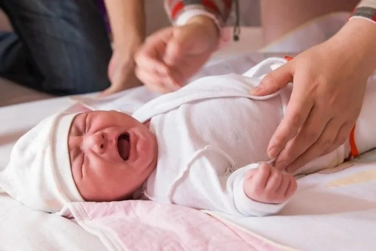 Płacz niemowlaka – dlaczego noworodek płacze? Sprawdzone sposoby na wyciszenie maluszka