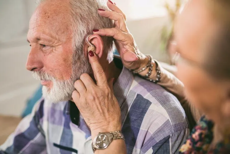 Aparaty słuchowe dla starszych osób – co warto wiedzieć?