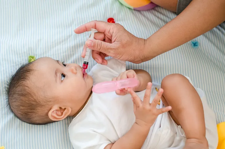 Jak podać antybiotyk małemu dziecku? - strzykawka