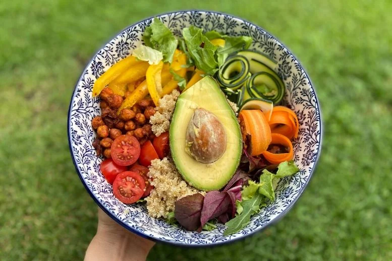 Buddha Bowl z komosą i pikantną ciecierzycą. Sprawdź przepis!