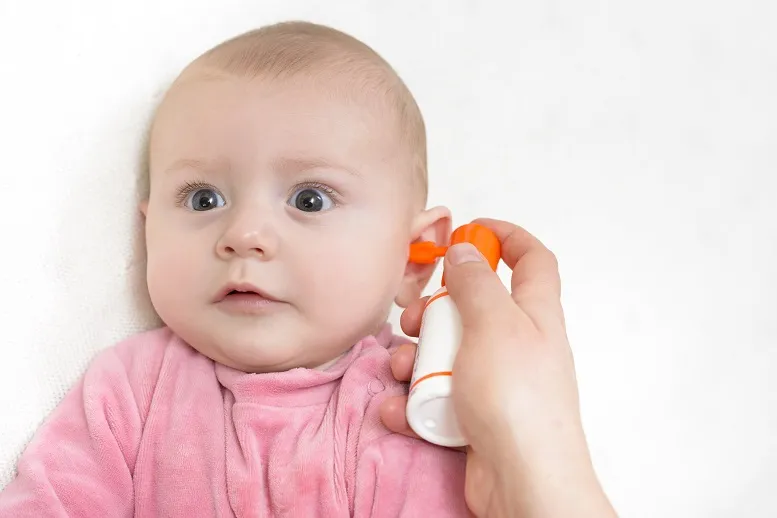 czym czyścić uszy niemowlaka -akcesoria