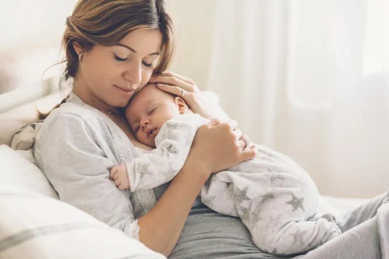 Ulewanie u noworodka i niemowlaka – jak temu zapobiegać?