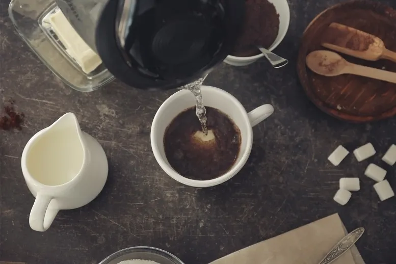 Bulletproof coffee − komu przyda się kawa z masłem?