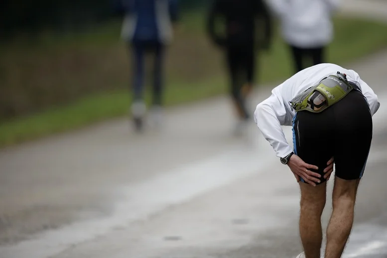 Zespół pasma biodrowo-piszczelowego − częsty problem biegaczy