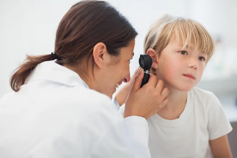 Płukanie uszu u laryngologa – kiedy jest wskazane?