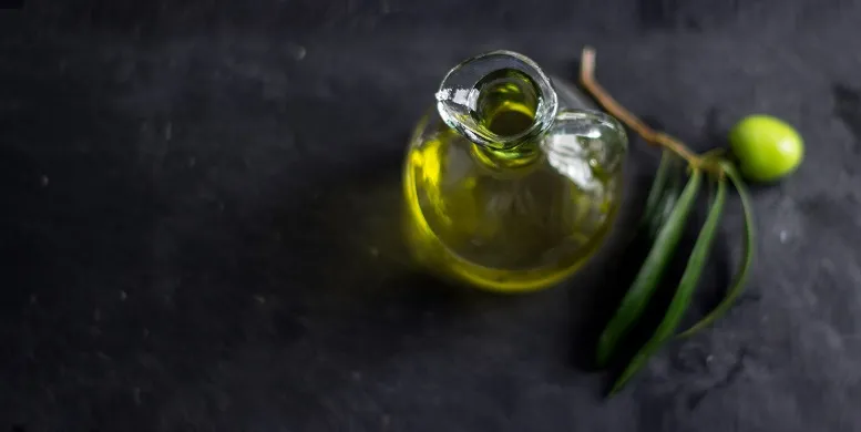naczynie z olejem z oliwek