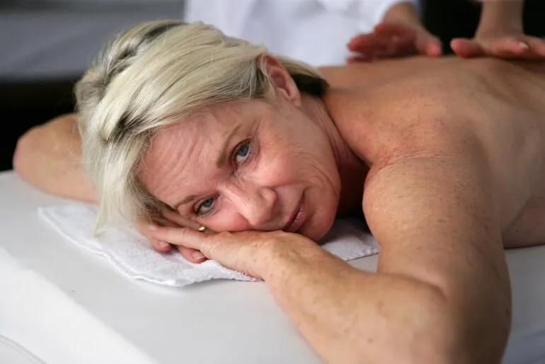 masaż geriatryczny dla seniora
