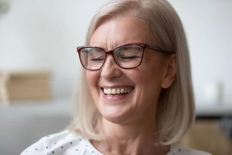 Jak wybrać okulary dla seniorów? Poznaj 5 pomocnych wskazówek!