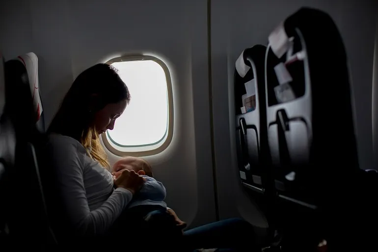 Alimentar a un bebé en un avión