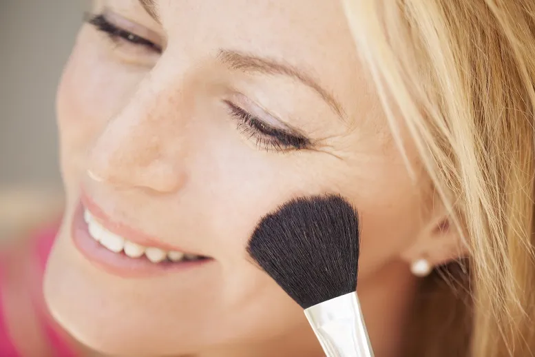 Świecąca skóra twarzy: jak przygotować ją pod makijaż?